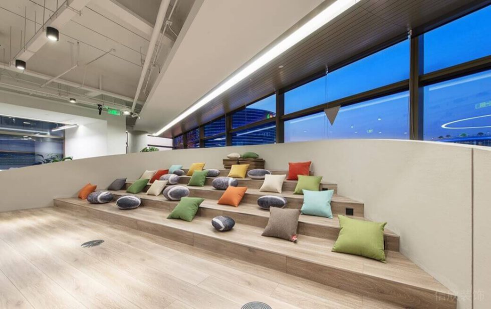 深圳龍崗山海商業(yè)廣場工業(yè)現(xiàn)代風設(shè)計特色辦公室裝修案例階梯式休閑廳