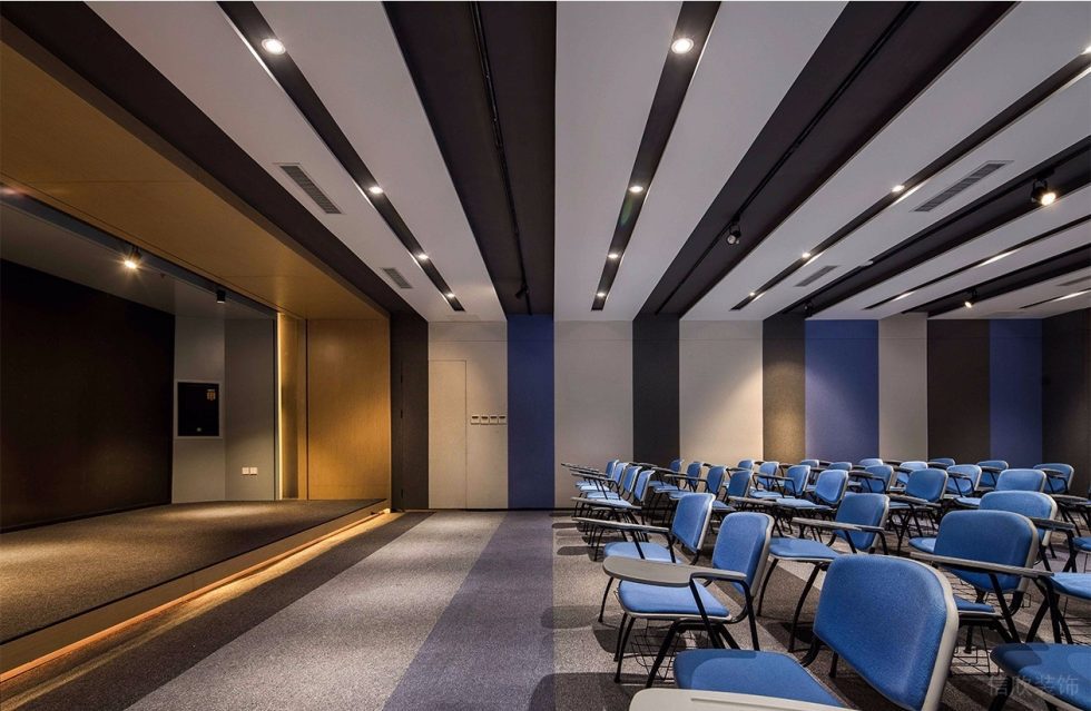 深圳龍崗億源通創(chuàng)新產(chǎn)業(yè)園現(xiàn)代工業(yè)風(fēng)設(shè)計(jì)特色辦公室裝修案例培訓(xùn)室 深圳龍崗億源通創(chuàng)新產(chǎn)業(yè)園現(xiàn)代工業(yè)風(fēng)設(shè)計(jì)特色辦公室裝修案例培訓(xùn)室