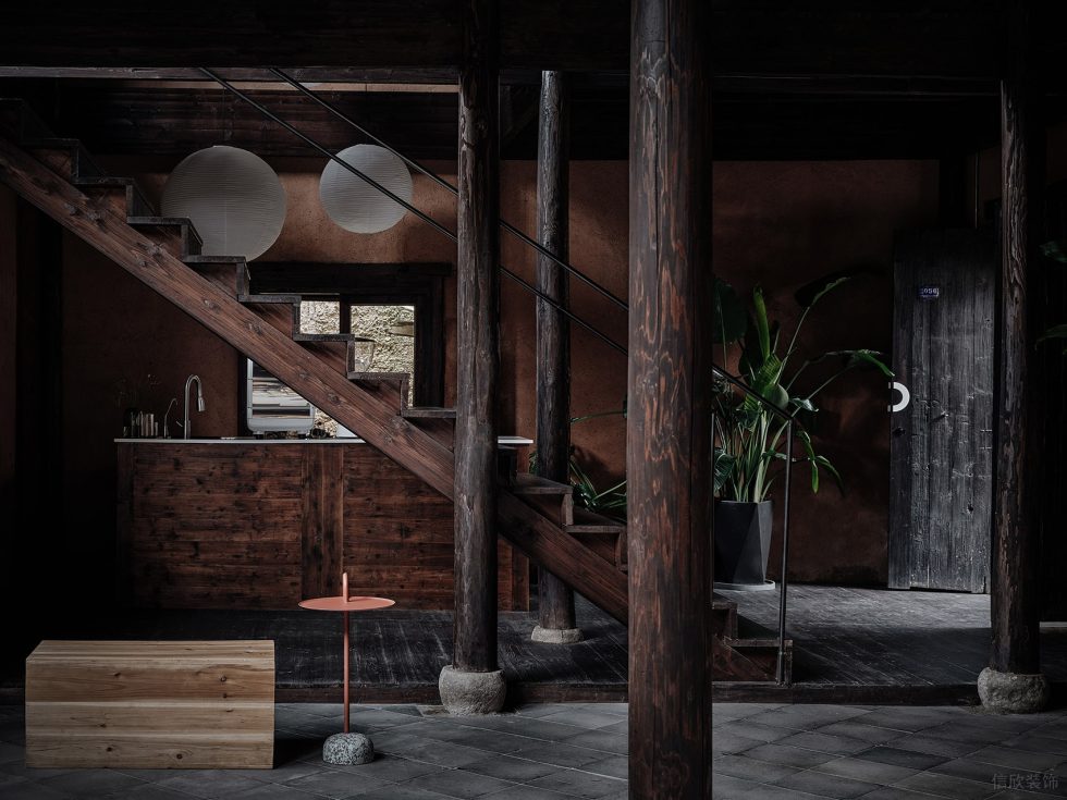 深圳龍華區(qū)禪意古典中式飲品店紅黑色樓梯間裝修設(shè)計