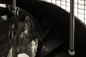 深圳龍華區(qū)黑色金屬酒吧不銹鋼樓梯裝修設(shè)計(jì)