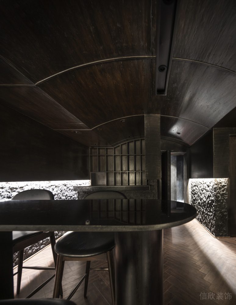 深圳龍華區(qū)黑色金屬酒吧木制天花吧臺(tái)裝修設(shè)計(jì)