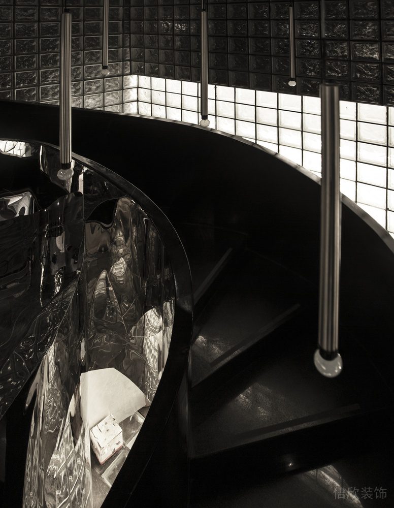 深圳龍華區(qū)黑色金屬酒吧不銹鋼樓梯裝修設(shè)計(jì)