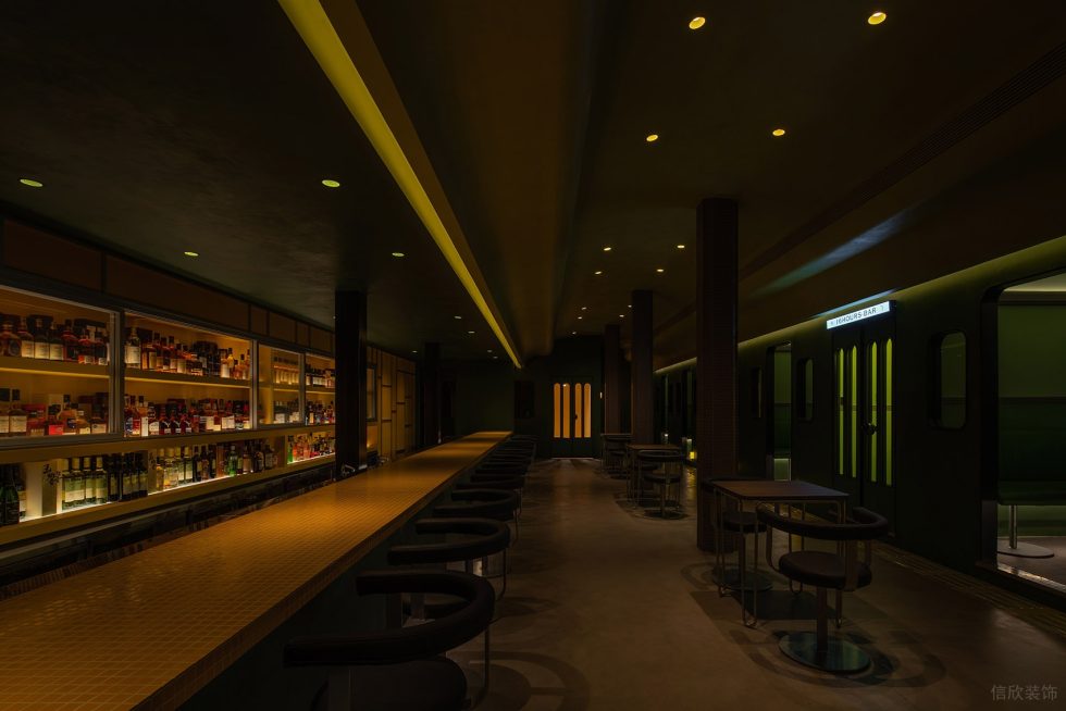 酒吧裝修長(zhǎng)條形吧臺(tái)酒柜效果圖