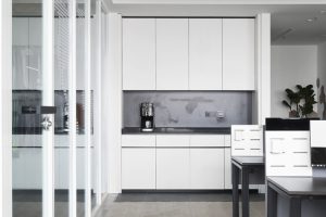 深圳龍華衛(wèi)東龍商務(wù)大廈300平方米簡約素色風(fēng)格辦公室裝修案例辦公區(qū)茶水柜