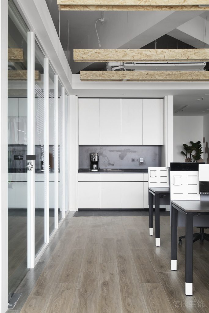 深圳龍華衛(wèi)東龍商務(wù)大廈300平方米簡(jiǎn)約素色風(fēng)格辦公室裝修案例辦公區(qū)茶水柜