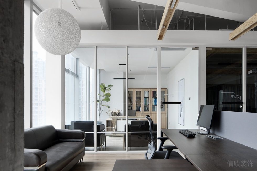 深圳龍華衛(wèi)東龍商務(wù)大廈300平方米簡(jiǎn)約素色風(fēng)格辦公室裝修案例鋁合金白色烤漆邊框玻璃隔斷