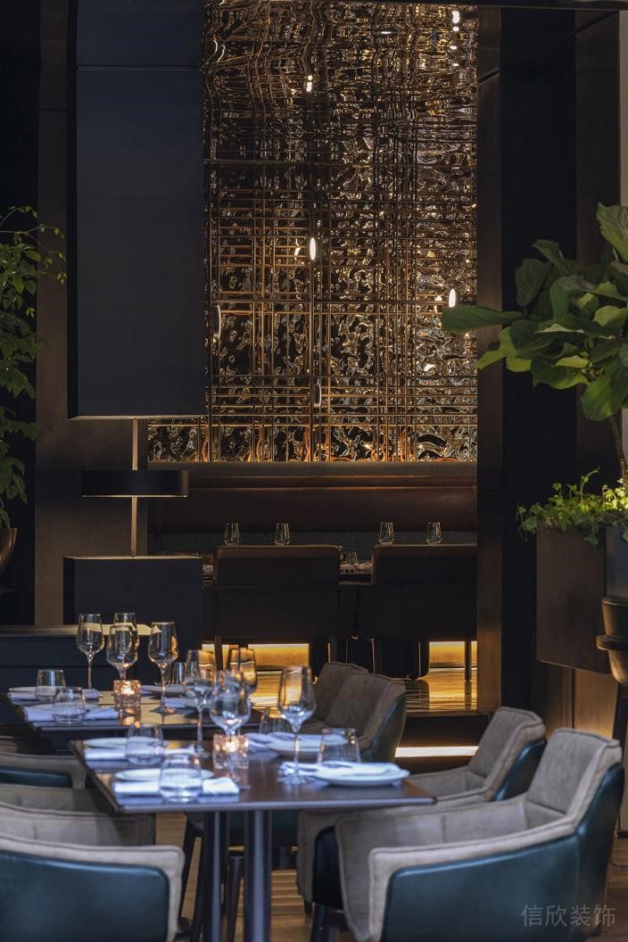 深圳南山工業(yè)風餐廳散座區(qū)水波紋墻面設計裝修