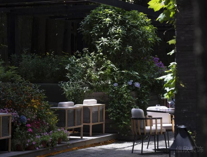 深圳南山工業(yè)風餐廳外擺區(qū)綠植細節(jié)設計裝修