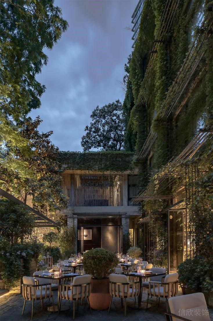 深圳南山工業(yè)風餐廳外擺區(qū)暖調燈光設計裝修