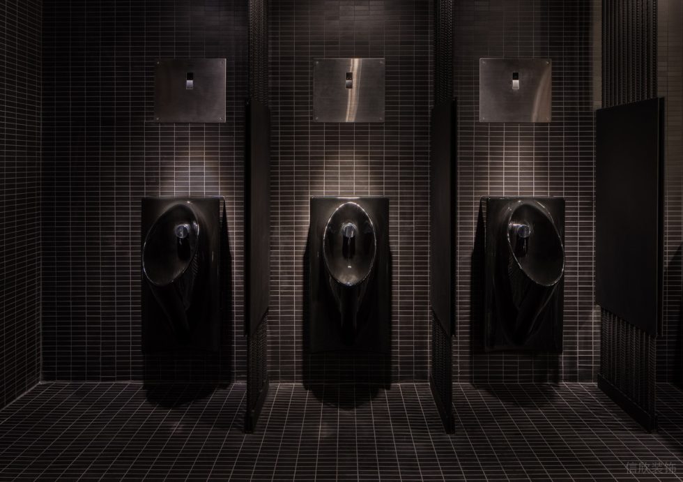 深圳南山黑色金屬高雅酒吧衛(wèi)生間裝修設(shè)計