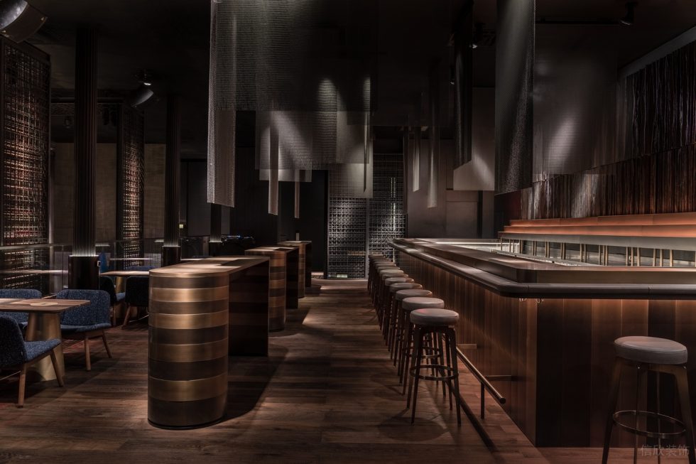深圳南山黑色金屬高雅酒吧用餐區(qū)裝修設(shè)計