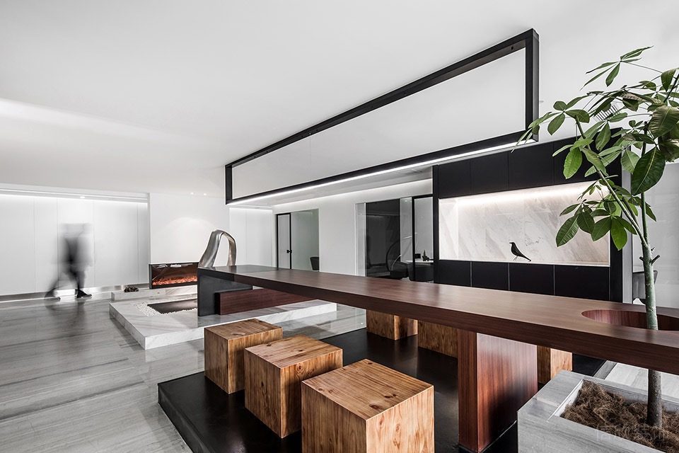 深圳南山豪威科技大廈1500平方米黑白灰現(xiàn)代極簡風(fēng)辦公室裝修案例茶室中性色實木家具