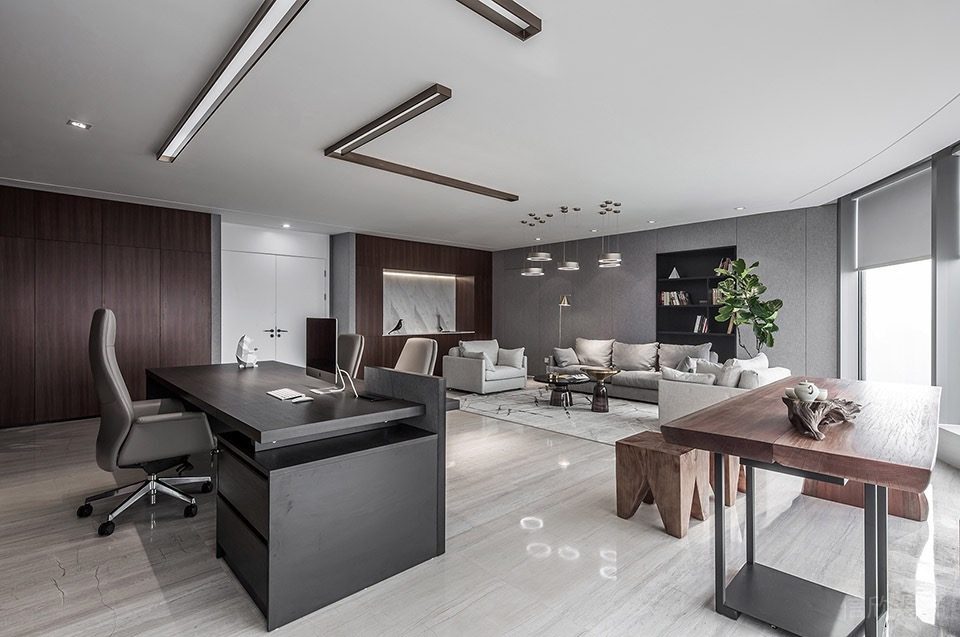 深圳南山豪威科技大廈1500平方米黑白灰現(xiàn)代極簡(jiǎn)風(fēng)辦公室裝修案例董事長(zhǎng)辦公室深色系護(hù)墻板 深圳南山豪威科技大廈1500平方米黑白灰現(xiàn)代極簡(jiǎn)風(fēng)辦公室裝修案例董事長(zhǎng)辦公室深色系護(hù)墻板