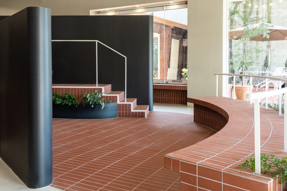 深圳南山區(qū)極簡(jiǎn)風(fēng)咖啡廳鏤空扶手設(shè)計(jì)裝修