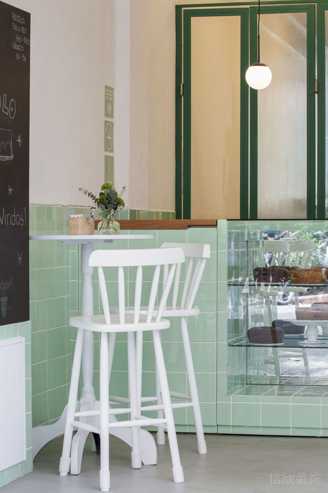 深圳南山區(qū)現(xiàn)代簡(jiǎn)約風(fēng)甜品店白色餐桌設(shè)計(jì)裝修