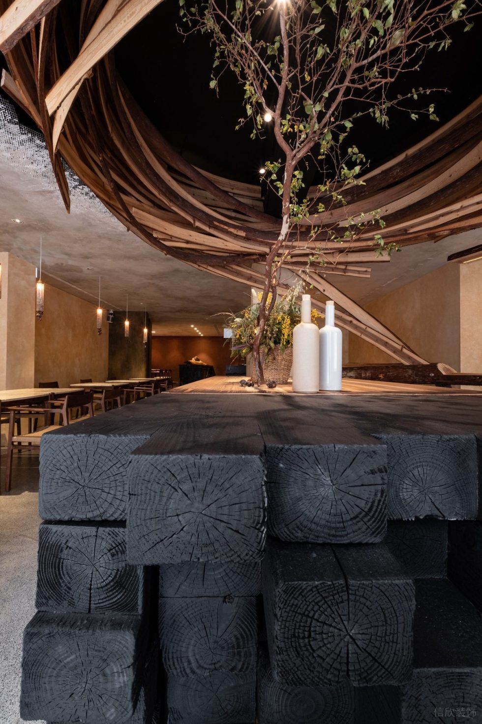 深圳南山區(qū)原木風餐廳吧臺黑色原木設計裝修