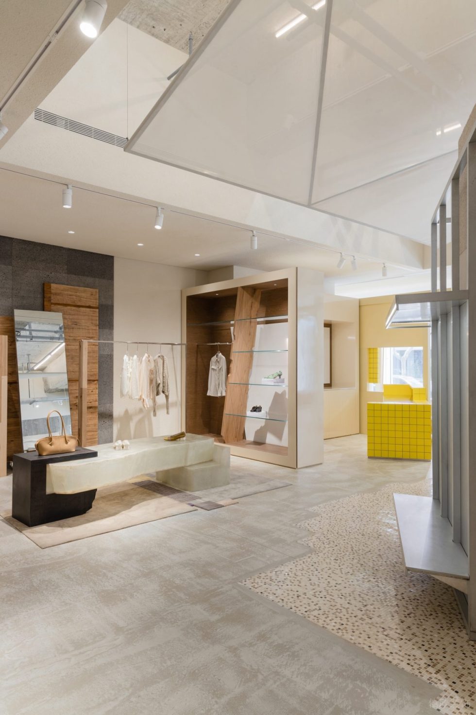 現(xiàn)代風(fēng)服裝店旗艦店裝修設(shè)計(jì)-原結(jié)構(gòu)水泥頂面