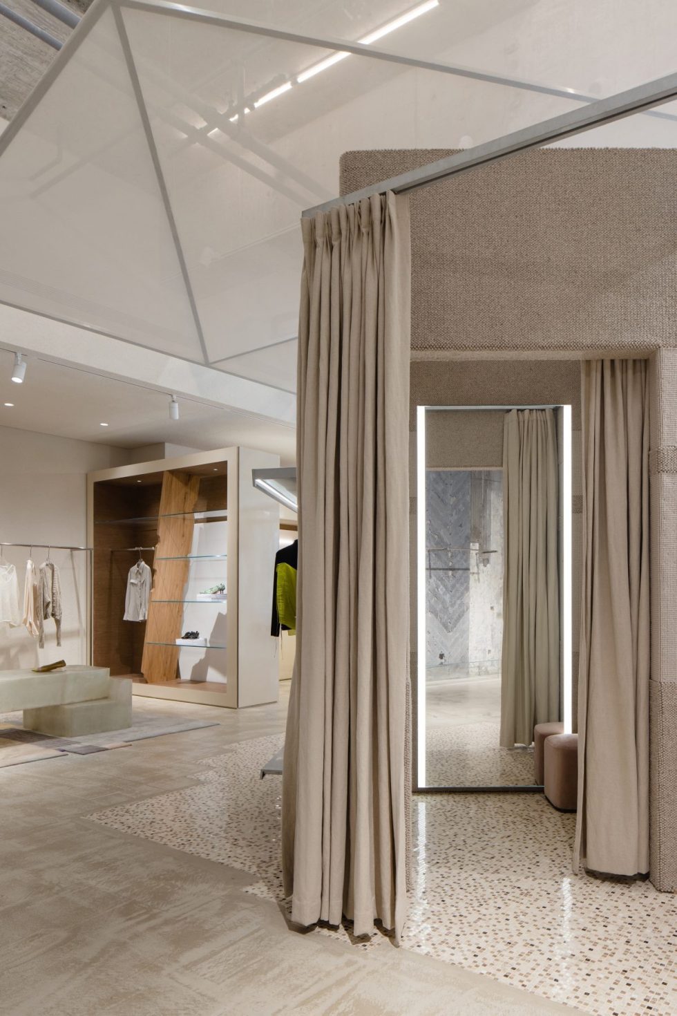 現(xiàn)代風(fēng)服裝店旗艦店裝修設(shè)計(jì)-絨布藝試衣間