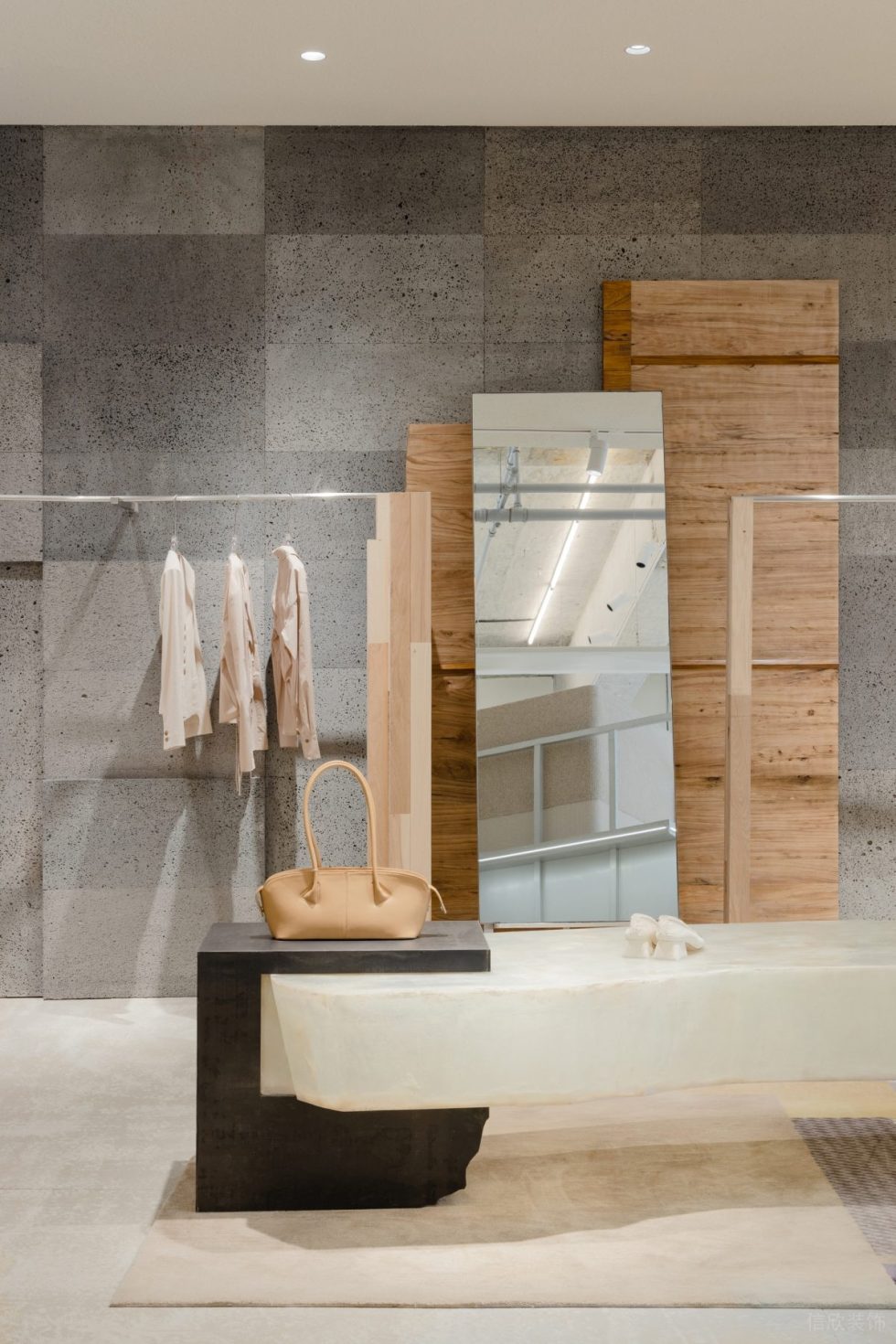 現(xiàn)代風(fēng)服裝店旗艦店裝修設(shè)計(jì)-水泥復(fù)古磚背景墻面