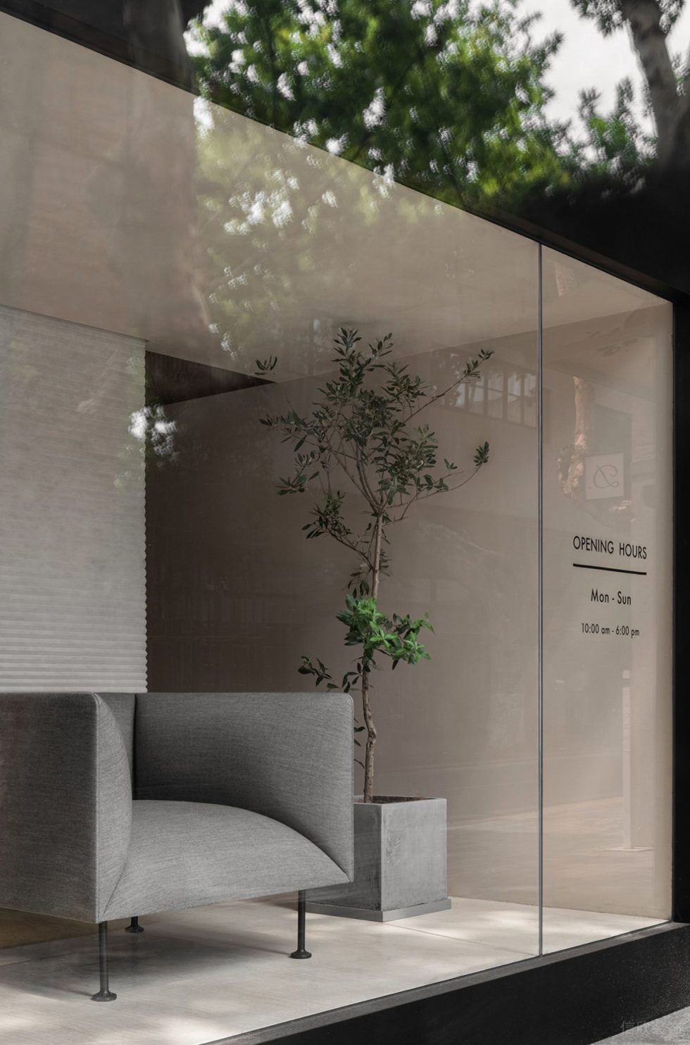 深圳市寶安區(qū)福永lougne Suit服裝定制店裝修設(shè)計(jì) 落地窗