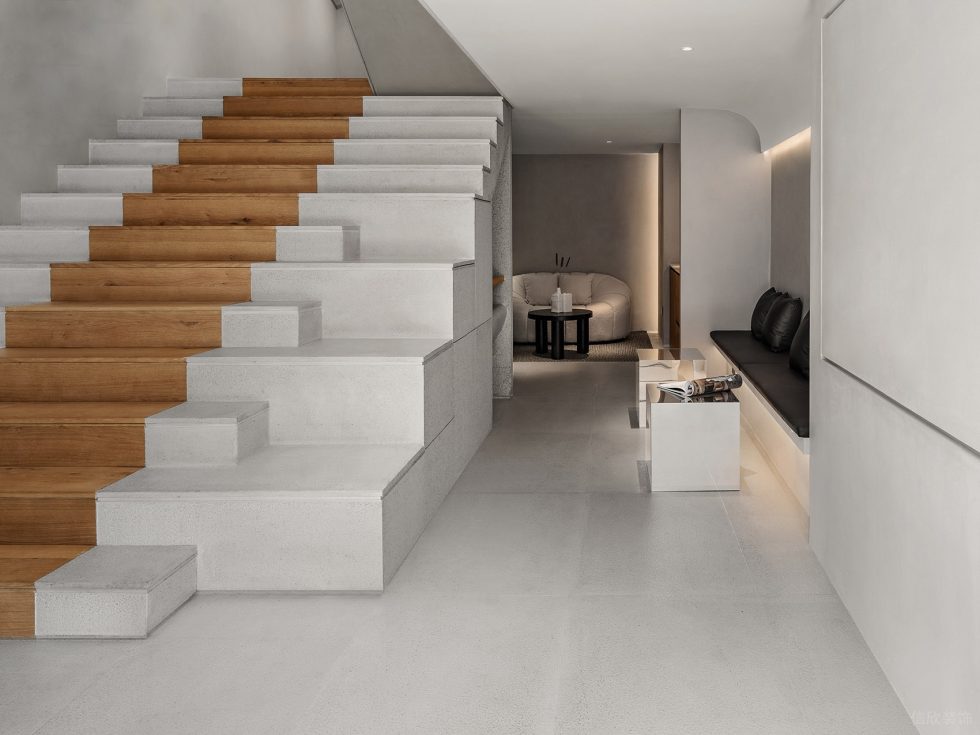 深圳市寶安區(qū)沙井現(xiàn)代服裝店裝修設(shè)計-木地板淺色地磚拼接樓梯 深圳市寶安區(qū)沙井現(xiàn)代服裝店裝修設(shè)計-木地板淺色地磚拼接樓梯