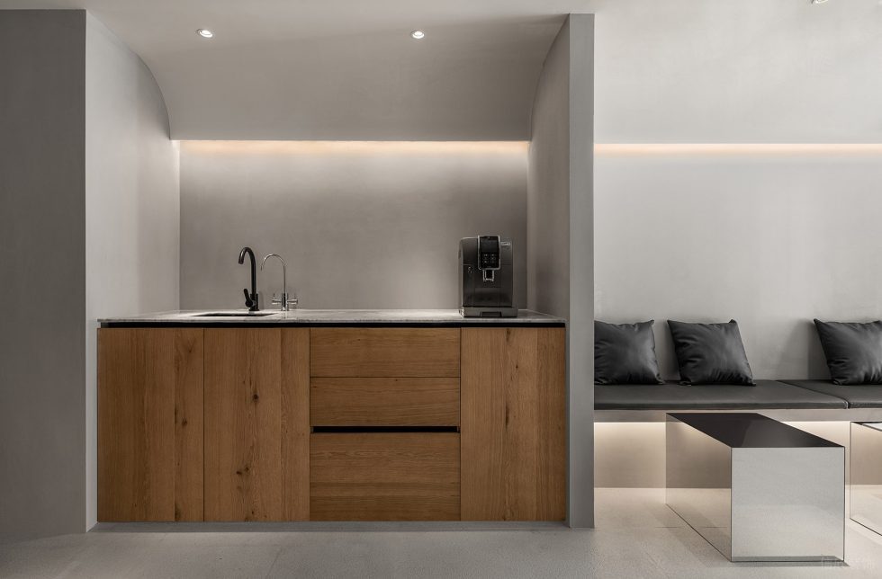 深圳市寶安區(qū)沙井現(xiàn)代服裝店裝修設(shè)計-原木飾面茶水臺 深圳市寶安區(qū)沙井現(xiàn)代服裝店裝修設(shè)計-原木飾面茶水臺