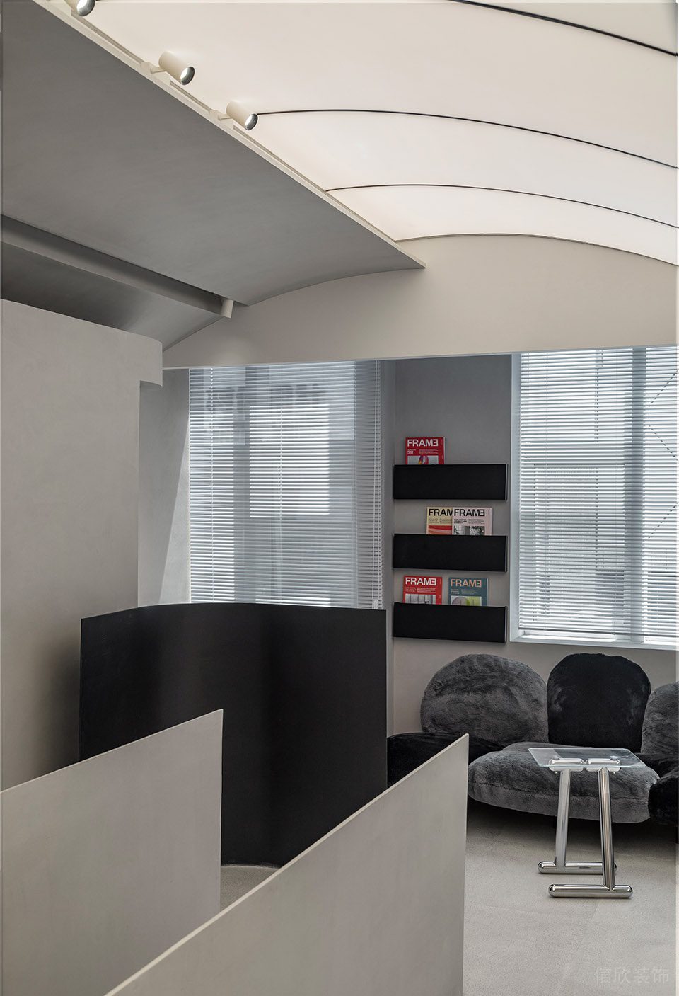 深圳市寶安區(qū)沙井現(xiàn)代服裝店裝修設(shè)計-黑灰天鵝絨沙發(fā) 深圳市寶安區(qū)沙井現(xiàn)代服裝店裝修設(shè)計-黑灰天鵝絨沙發(fā)