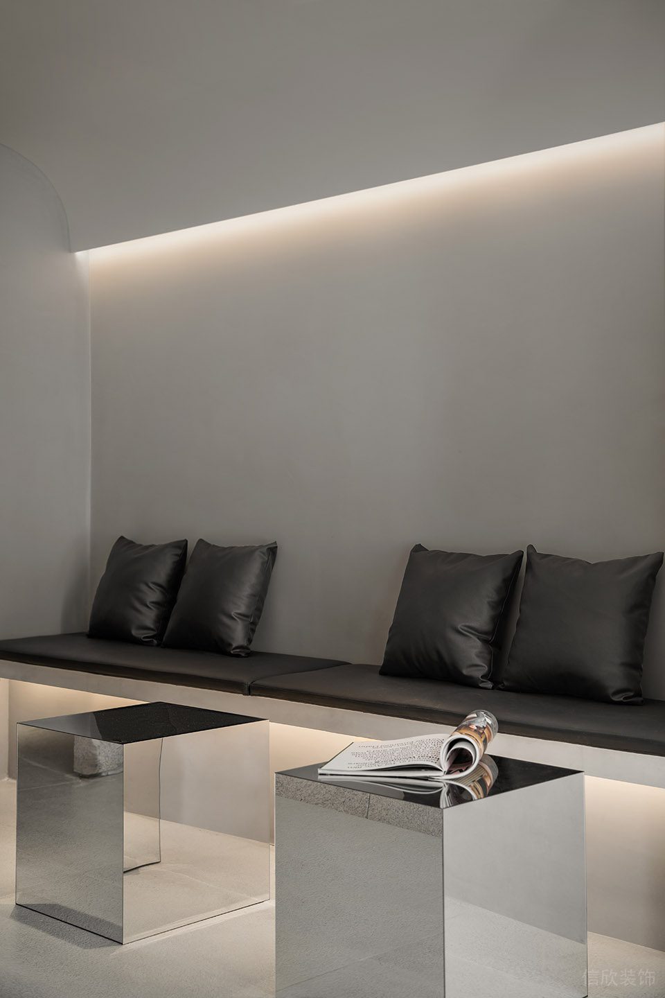 深圳市寶安區(qū)沙井現(xiàn)代服裝店裝修設(shè)計-亮面金屬茶幾休息區(qū) 深圳市寶安區(qū)沙井現(xiàn)代服裝店裝修設(shè)計-亮面金屬茶幾休息區(qū)