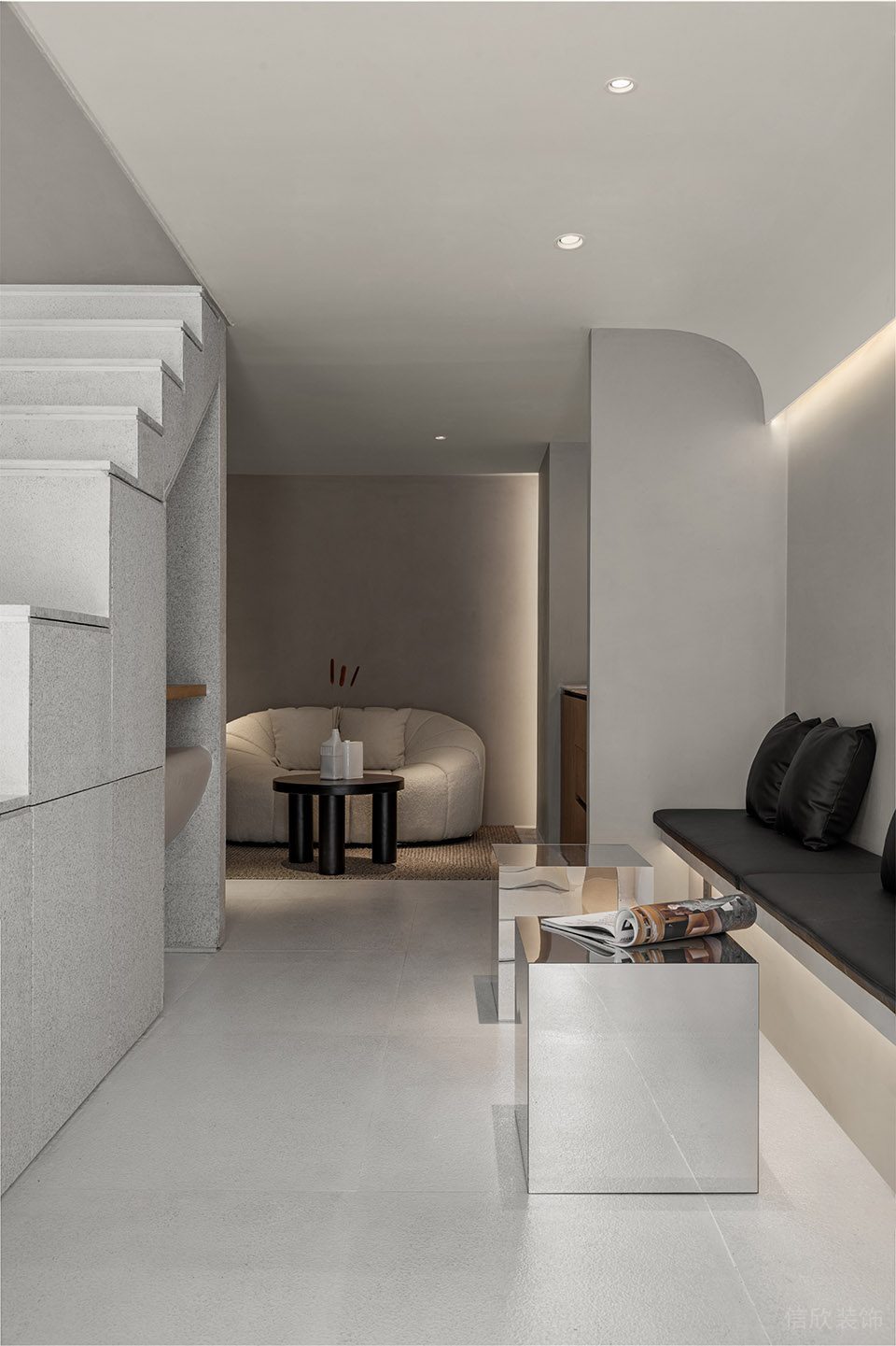 現(xiàn)代服裝店裝修設(shè)計-一層亮面金屬茶幾休息區(qū) 現(xiàn)代服裝店裝修設(shè)計-一層亮面金屬茶幾休息區(qū)