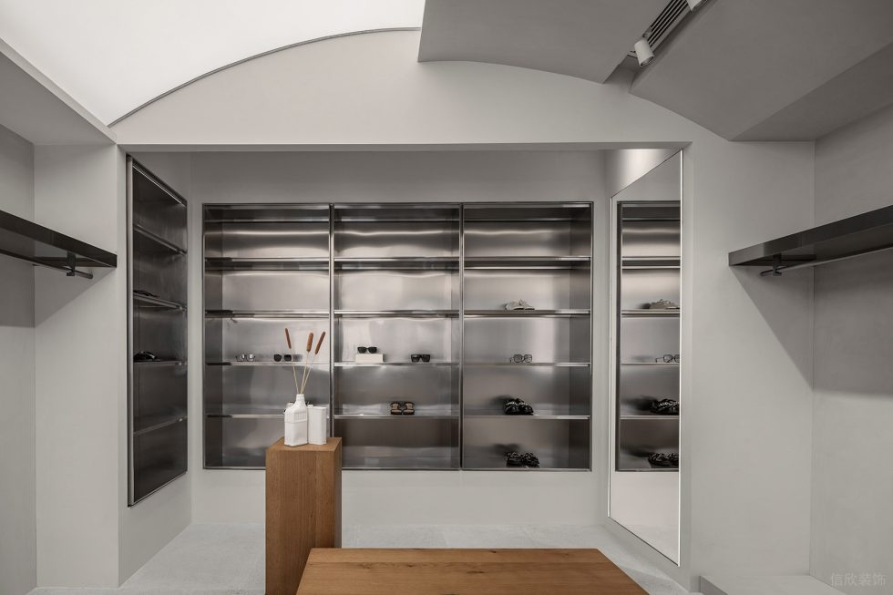 深圳市寶安區(qū)沙井現(xiàn)代服裝店裝修設(shè)計-金屬嵌入式墻面展區(qū) 深圳市寶安區(qū)沙井現(xiàn)代服裝店裝修設(shè)計-金屬嵌入式墻面展區(qū)