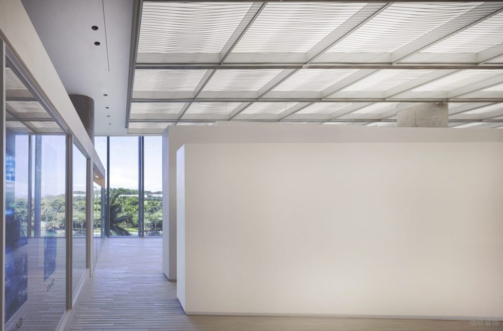 深圳市寶安區(qū)新安snd概念店裝修設(shè)計(jì)-井字形玻璃格柵頂面