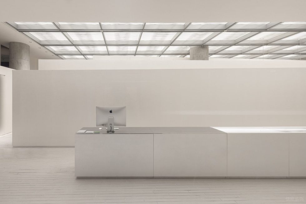 深圳市寶安區(qū)新安snd概念店裝修設(shè)計(jì)-長(zhǎng)條形白色前臺(tái)