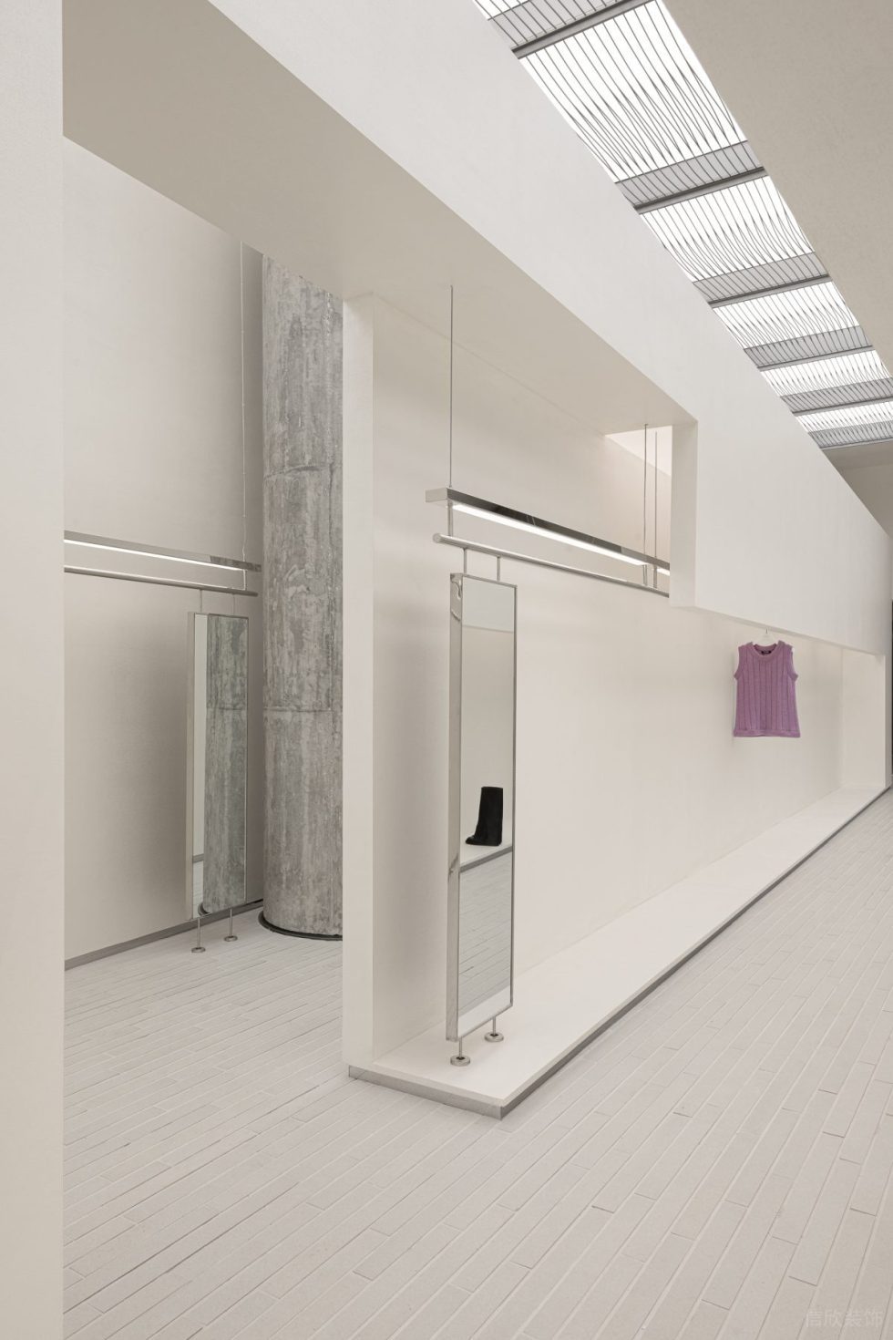 深圳市寶安區(qū)新安snd概念店裝修設(shè)計(jì)-白色石膏板隔墻衣服展示區(qū)