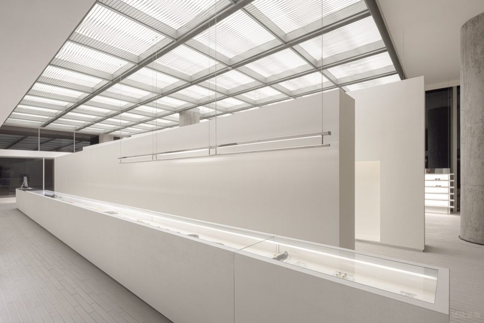 深圳市寶安區(qū)新安snd概念店裝修設(shè)計(jì)-白色長(zhǎng)型燈光玻璃島臺(tái)