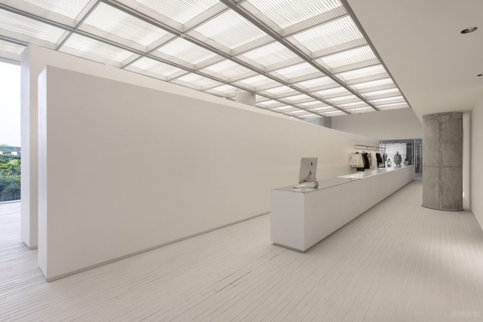 深圳市寶安區(qū)新安snd概念店裝修設(shè)計(jì)-白色長(zhǎng)型燈光玻璃島臺(tái)二