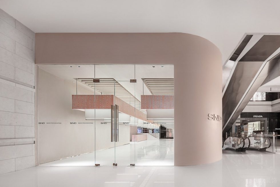 深圳市寶安區(qū)西鄉(xiāng)買手店wfc概念店裝修設(shè)計(jì)-通明玻璃粉色弧形門面