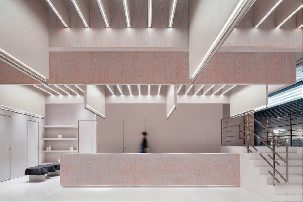 深圳市寶安區(qū)西鄉(xiāng)買手店wfc概念店裝修設(shè)計(jì)-粉色原木紋理前臺(tái)