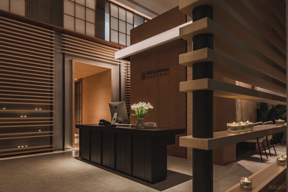 深圳市福田區(qū)保稅區(qū)新中式風蘭美容抗衰中心裝修設計實景效果圖-黑色實木造型前臺