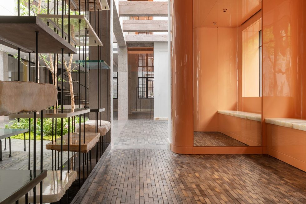 深圳市福田區(qū)黃岡原木風買手店潮牌EP YAYING旗艦店裝修設計-仿古小磚地面