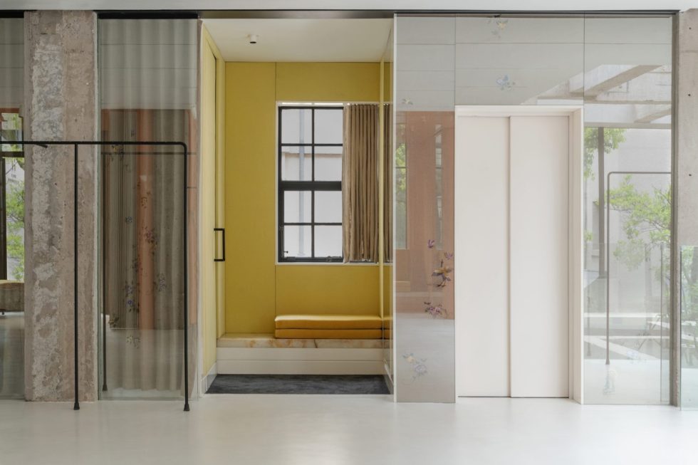 深圳市福田區(qū)黃岡原木風買手店潮牌EP YAYING旗艦店裝修設計-小卡座試衣間