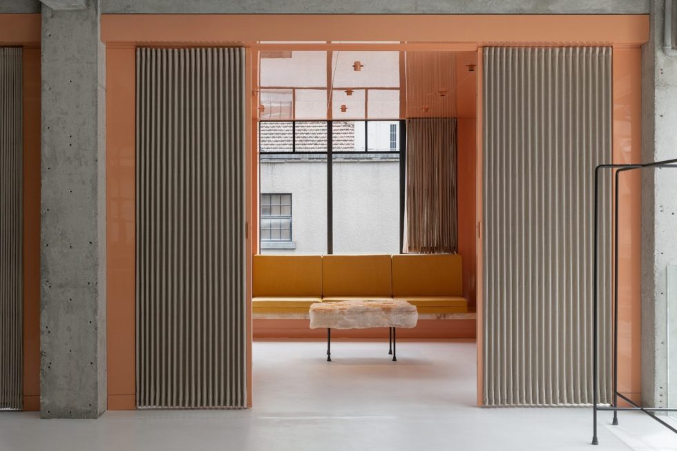 深圳市福田區(qū)黃岡原木風買手店潮牌EP YAYING旗艦店裝修設計-小卡座試衣間二