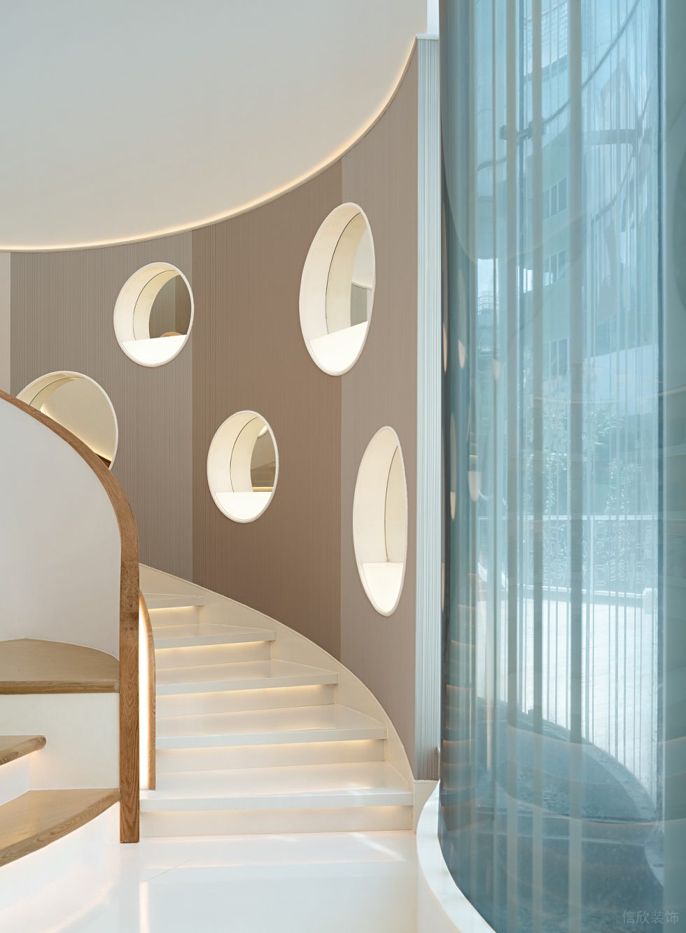 深圳市福田區(qū)香蜜湖現(xiàn)代風(fēng)meiyi美懿兒童書店裝修設(shè)計-白色原木扶手旋轉(zhuǎn)樓梯 深圳市福田區(qū)香蜜湖現(xiàn)代風(fēng)meiyi美懿兒童書店裝修設(shè)計-白色原木扶手旋轉(zhuǎn)樓梯