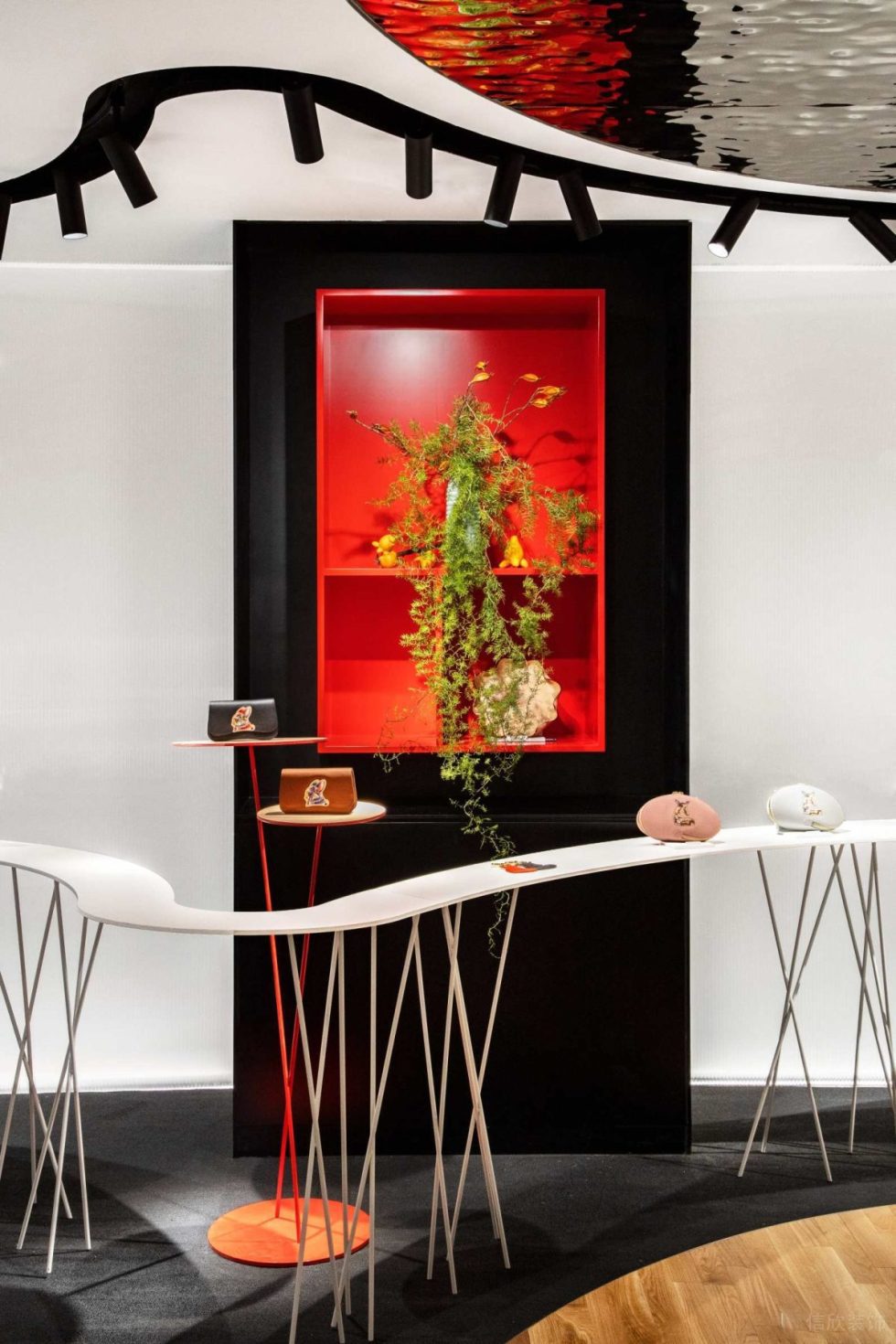 深圳市福田中心區(qū)現(xiàn)代風(fēng)皮革藝術(shù)形象店裝修設(shè)計-黑紅雙色壁柜 深圳市福田中心區(qū)現(xiàn)代風(fēng)皮革藝術(shù)形象店裝修設(shè)計-黑紅雙色壁柜