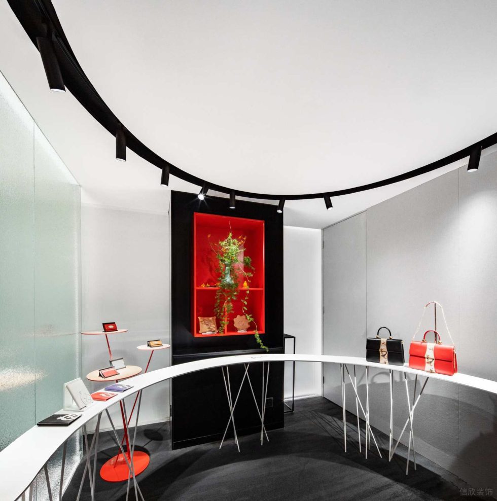 深圳市福田中心區(qū)現(xiàn)代風(fēng)皮革藝術(shù)形象店裝修設(shè)計-黑色弧形軌道燈 深圳市福田中心區(qū)現(xiàn)代風(fēng)皮革藝術(shù)形象店裝修設(shè)計-黑色弧形軌道燈