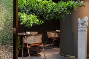 深圳市國風(fēng)高雅中式餐廳翠綠盆栽裝修設(shè)計