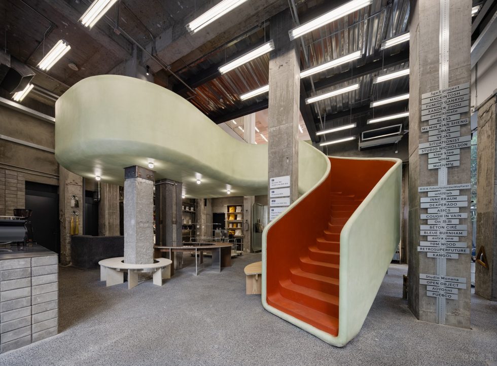 深圳市龍崗區(qū)平湖工業(yè)風(fēng)服裝店裝修設(shè)計-雙色拼接樓梯 深圳市龍崗區(qū)平湖工業(yè)風(fēng)服裝店裝修設(shè)計-雙色拼接樓梯