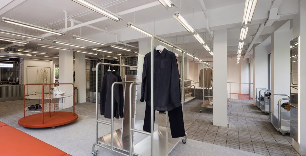 深圳市龍崗區(qū)平湖工業(yè)風(fēng)服裝店裝修設(shè)計-鋼結(jié)構(gòu)衣服展示區(qū) 深圳市龍崗區(qū)平湖工業(yè)風(fēng)服裝店裝修設(shè)計-鋼結(jié)構(gòu)衣服展示區(qū)