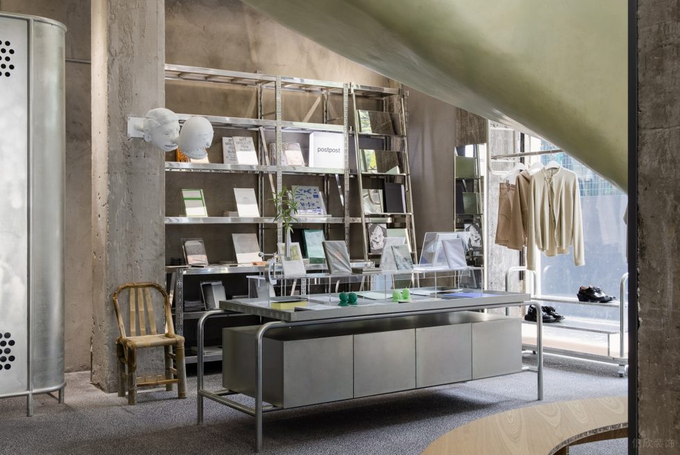 深圳市龍崗區(qū)平湖工業(yè)風(fēng)服裝店裝修設(shè)計-不銹鋼島臺 深圳市龍崗區(qū)平湖工業(yè)風(fēng)服裝店裝修設(shè)計-不銹鋼島臺