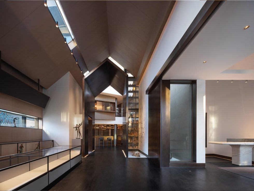 深圳市龍崗區(qū)新中式風格餐廳三角頂廊道裝修設計