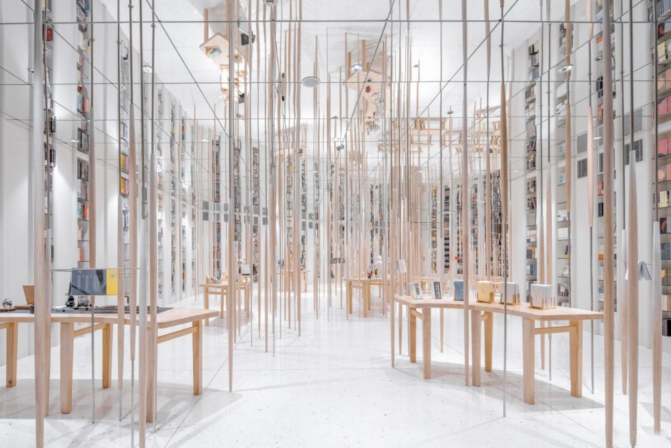 深圳市羅湖區(qū)寶安南新中式風(fēng)書店裝修設(shè)計-白色鏡面頂造型藏書區(qū) 深圳市羅湖區(qū)寶安南新中式風(fēng)書店裝修設(shè)計-白色鏡面頂造型藏書區(qū)